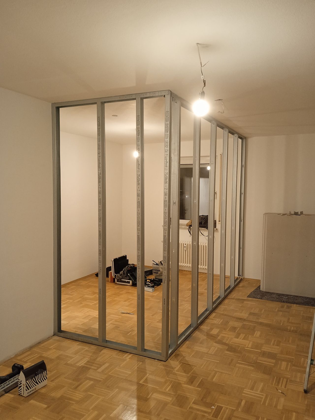 Trockenbauwand mit Dämmung und Gipskartonplatten